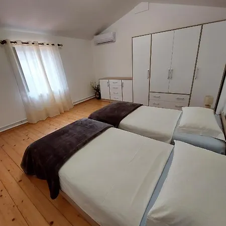 Dina Villa Tar-Vabriga