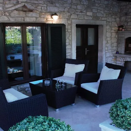 Dina Villa Tar-Vabriga