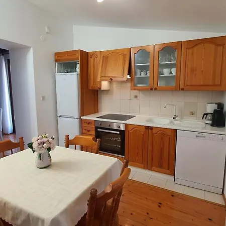 Dina Villa *