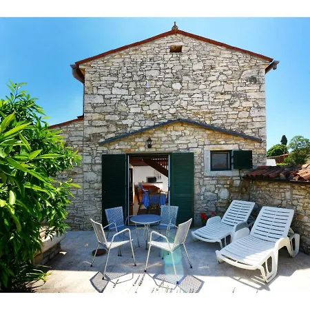 Dina Villa *