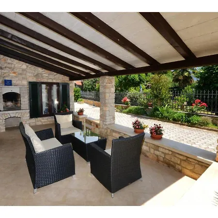 Dina Villa Tar-Vabriga